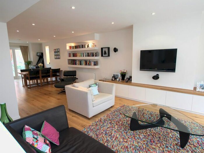 3 Bedroom Flat For Sale In Goldhurst Terrace, South Hampstead, NW6