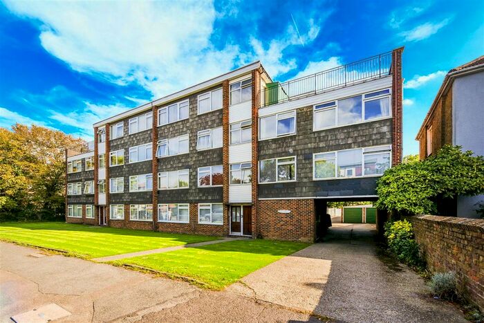 2 Bedroom Flat To Rent In Lee View Court The Ridgeway, Chingford, E4