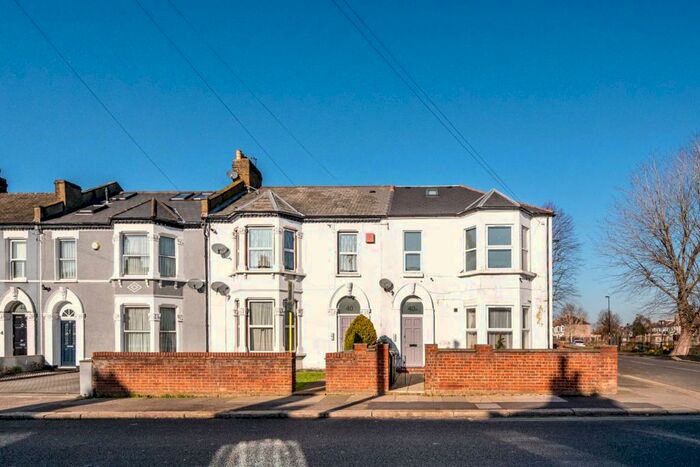 2 Bedroom Flat To Rent In Hazelbank Road, Catford, London, SE6