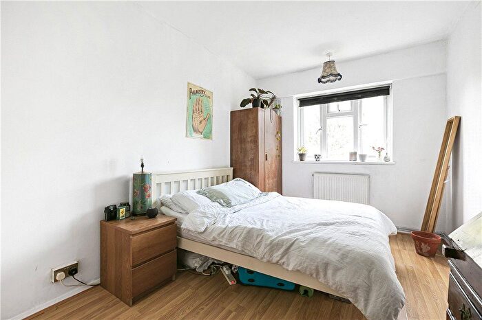2 Bedroom Flat To Rent In Deepdene Gardens, London, SW2
