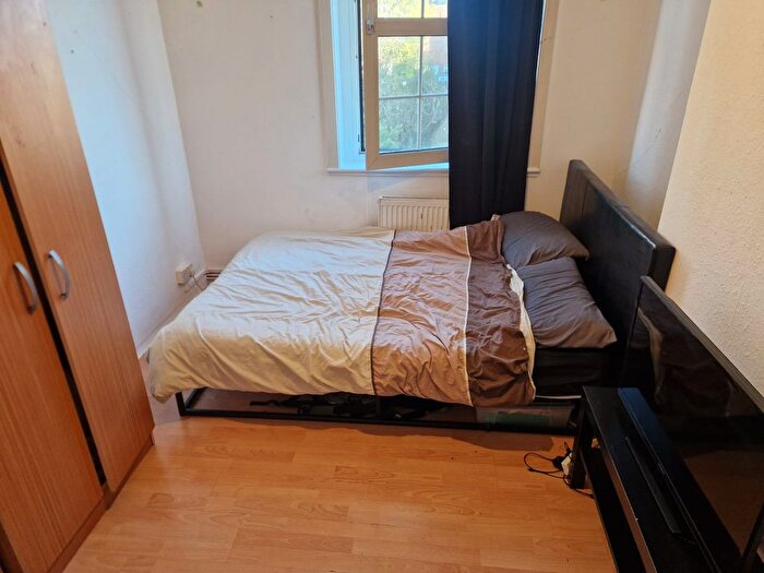 4 Bedroom Flat To Rent In Bow Road, London, E3