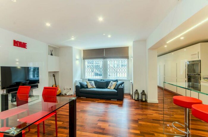 2 Bedroom Flat To Rent In Redcliffe Gardens, Chelsea, London, SW10