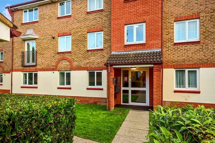 2 Bedroom Flat To Rent In Bodiam Court, Maidstone, Kent, ME16