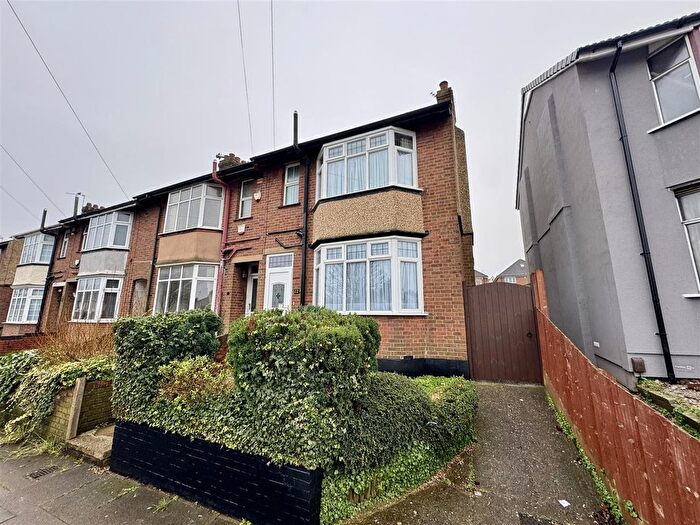 2 Bedroom End Of Terrace House For Sale In St. Augustine Avenue, Luton, LU3