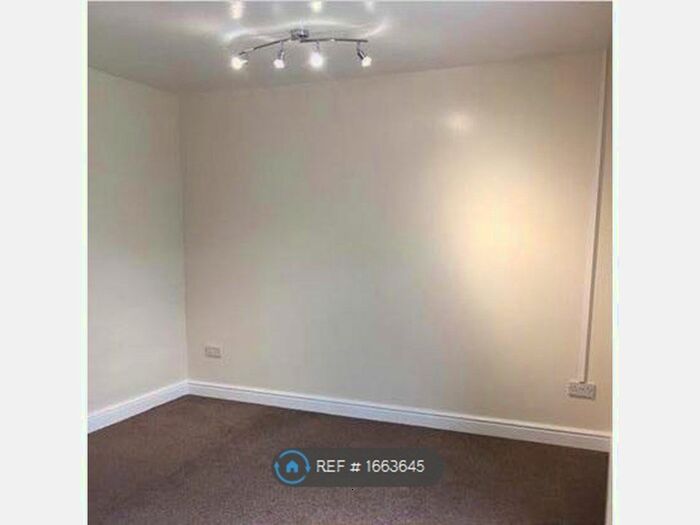 1 Bedroom Flat To Rent In Barn Road, Carmarthen, SA31