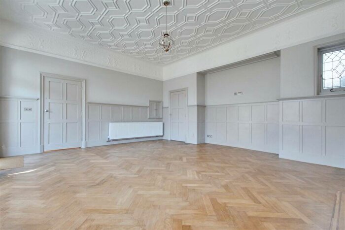 1 Bedroom Flat For Sale In Lansdowne Road, Worthing, BN11