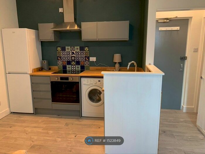 1 Bedroom Flat To Rent In Harbour Lights, Falmouth, TR11