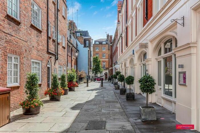 2 Bedroom Flat To Rent In Lees Place, London, W1K