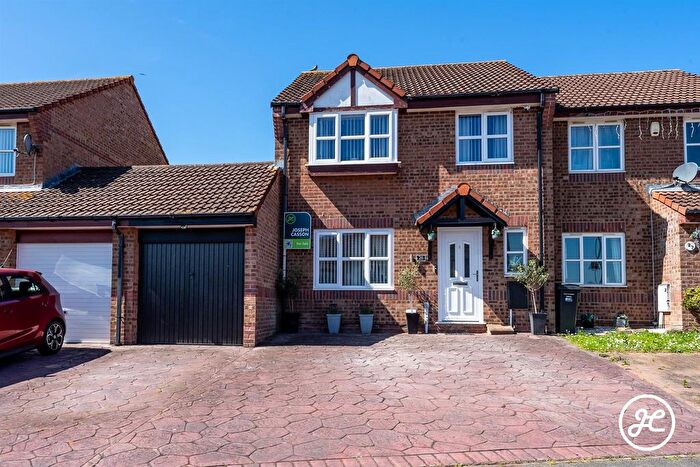 4 Bedroom Semi-Detached House For Sale In Potterton Close, Bridgwater, TA6