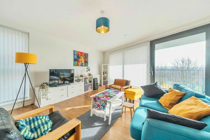 2 Bedroom Flat To Rent In Kingfisher Heights, Royal Docks, London, E16