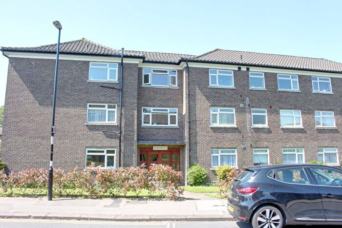 2 Bedroom Flat To Rent In Waldronhyrst, South Croydon, CR2