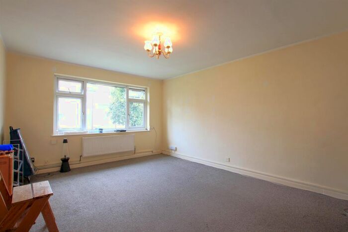 2 Bedroom Flat To Rent In Sandringham Gardens, Hounslow, TW5