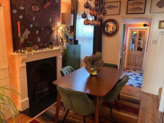 2 Bedroom Cottage For Sale In Church Walk, Chertsey, KT16