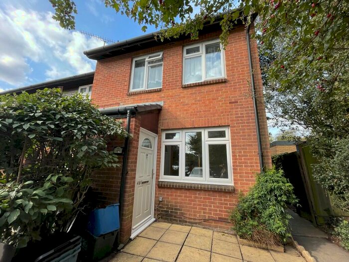 1 Bedroom Ground Maisonette To Rent In Laing Close, Chigwell, Essex, IG6
