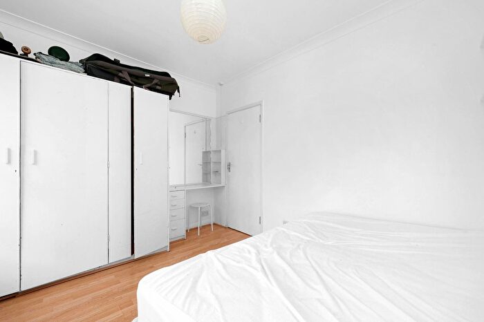 3 Bedroom Flat To Rent In Oakley Square, Camden, NW1