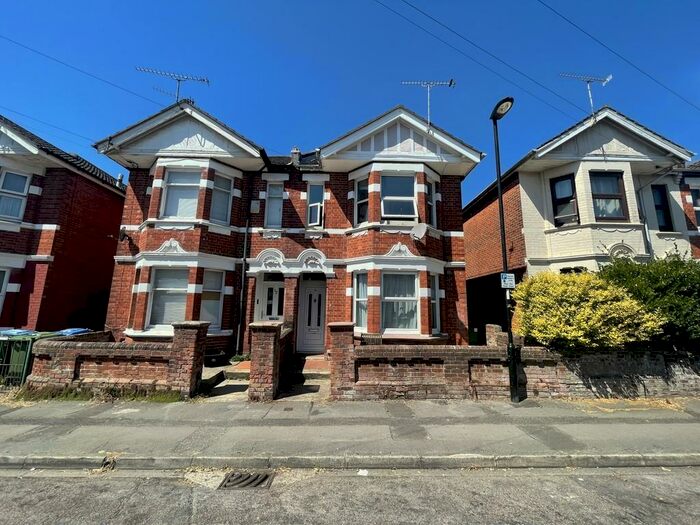 5 Bedroom Semi-Detached House To Rent In Devonshire Road, Southampton, SO15