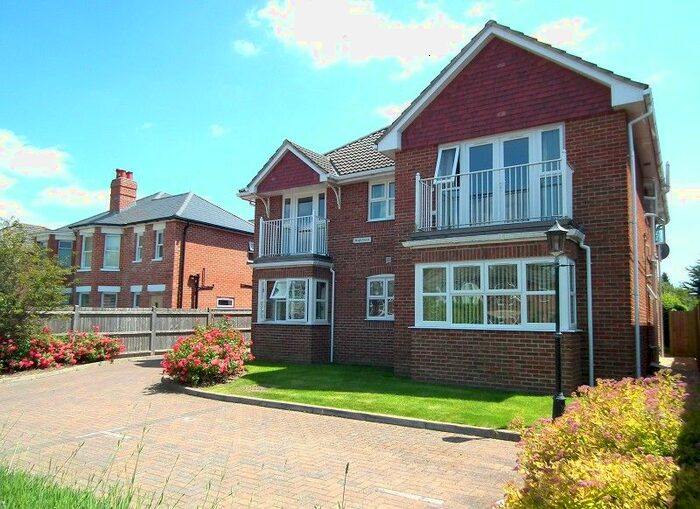 2 Bedroom Flat To Rent In Manor Road, New Milton, Hampshire., BH25