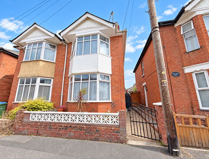 3 Bedroom Semi-Detached House For Sale In Grove Road, Shirley, Southampton, SO15