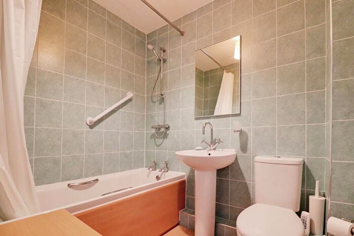 2 Bedroom Flat For Sale In Hall Farm Road, South Benfleet, SS7
