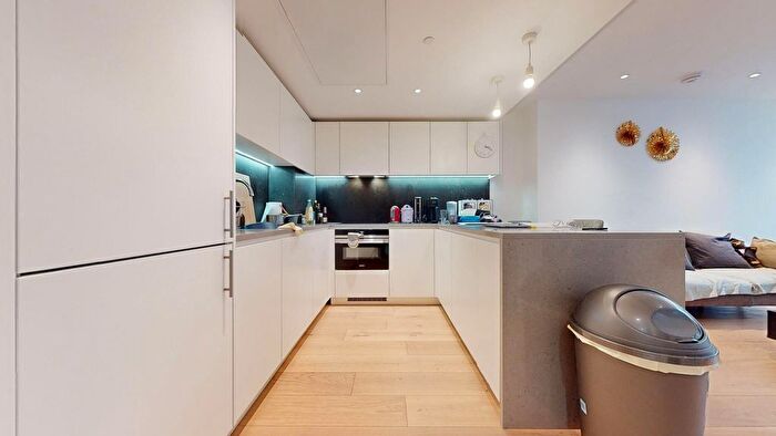 1 Bedroom Flat For Sale In Landmark Pinnacle, Marsh Wall, Canary Wharf, E14