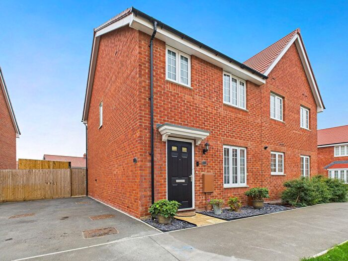 3 Bedroom Semi-detached House For Sale In Ashington Way, Dunstable, LU5