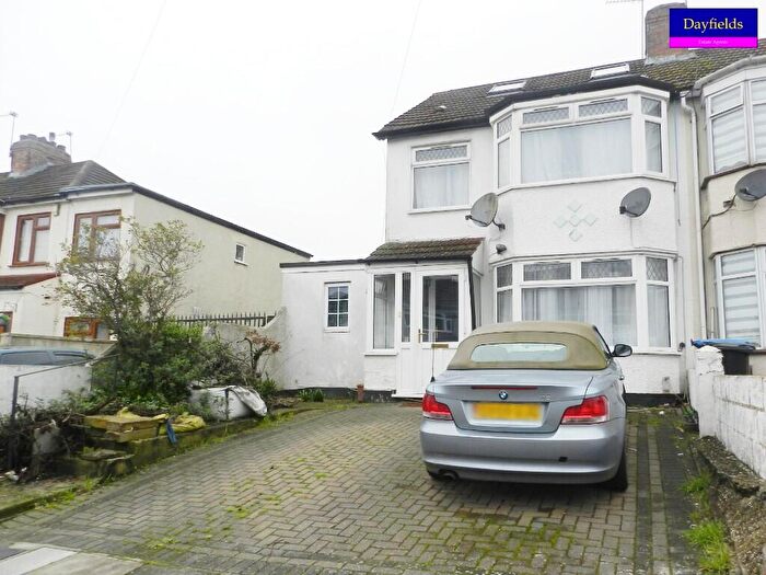 5 Bedroom End Of Terrace House For Sale In Broadlands Avenue, Enfield, Greater London, EN3