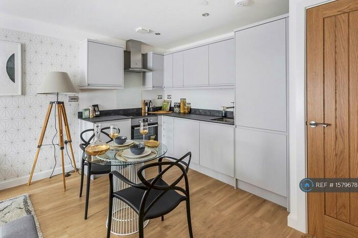 1 Bedroom Flat To Rent In Spectrum House, Woking, GU21