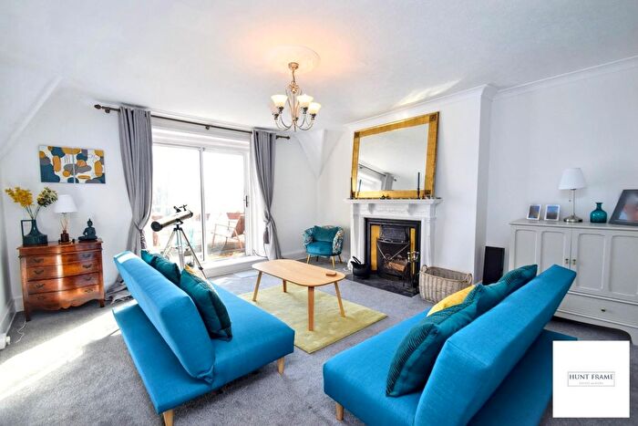 3 Bedroom Flat For Sale In Grange Gardens, Eastbourne, BN20