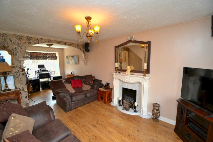 3 Bedroom End Of Terrace House For Sale In The Mistal, Thackley, BD10