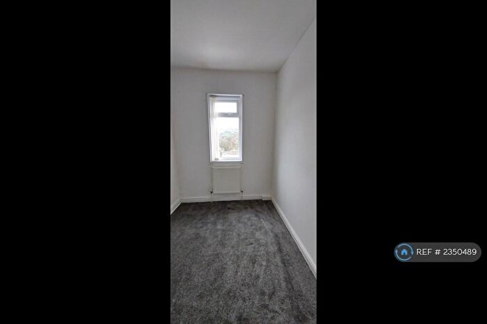 2 Bedroom Flat To Rent In Cocker Hill, Stalybridge, SK15