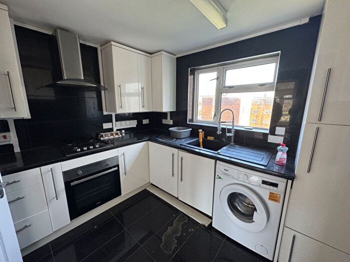 3 Bedroom Flat To Rent In Betchworth Way, New Addington, CR0