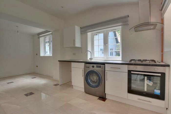 Studio To Rent In Spinney Cottage, Balcombe Road, RH6