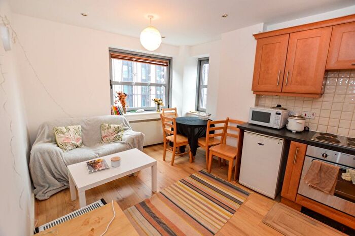 2 Bedroom Flat To Rent In Montana House, Princess Street, Southern Gateway, Manchester City Centre, M1