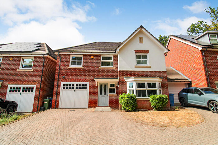 4 Bedroom Detached House For Sale In Haskins Gardens, Farnborough, GU14