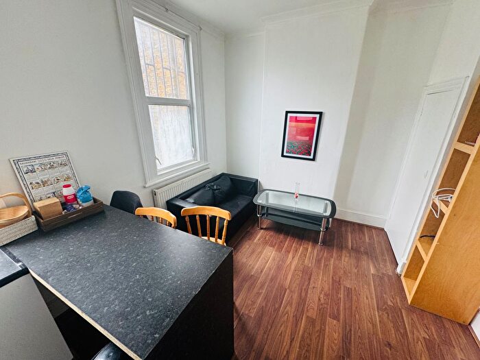 3 Bedroom Flat To Rent In Upper Tooting Road, London, SW17