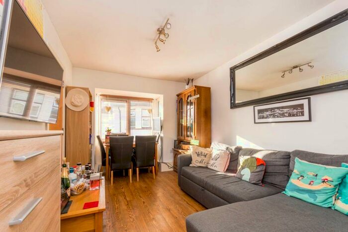 1 Bedroom Flat To Rent In Cross Lanes, Guildford, GU1