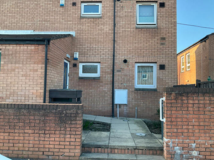2 Bedroom Flat To Rent In Brunel Gardens, Bradford, West Yorkshire, BD5