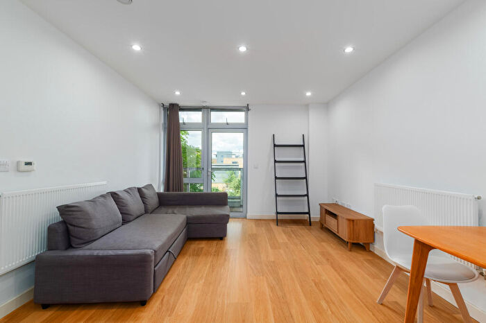 2 Bedroom Flat For Sale In Salton Square, London, E14
