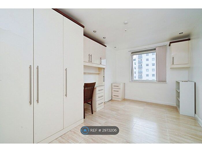 3 Bedroom Flat To Rent In The Blenheim Centre, Hounslow, TW3