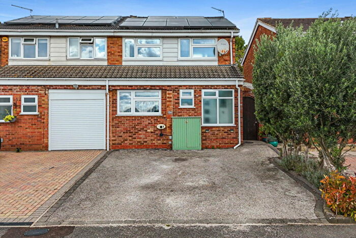 4 Bedroom Semi-Detached House For Sale In High Meadows, Chigwell, IG7