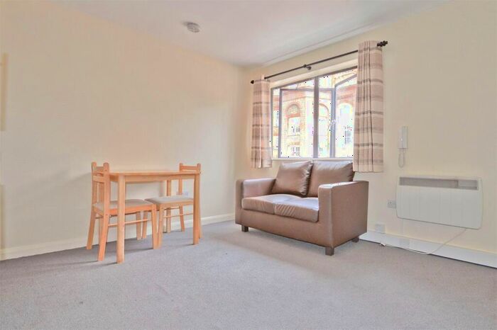 Apartment To Rent In Hornsey Road, Holloway, London, N7