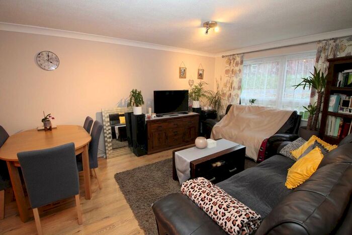 2 Bedroom Flat To Rent In Northend, Hemel Hempstead, HP3