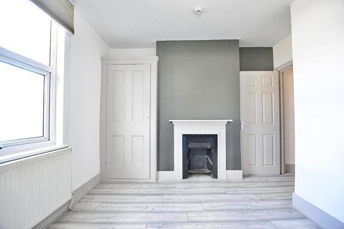 3 Bedroom Flat To Rent In Romford Road, Forest Gate, E7