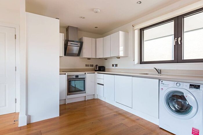 2 Bedroom Flat To Rent In Bow Common Lane, Bow, London, E3