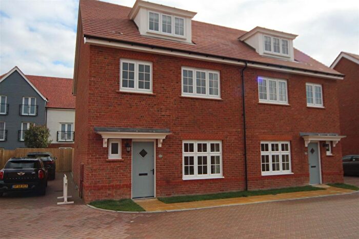 4 Bedroom Semi-Detached House To Rent In Linnitt Lane, Ryarsh, ME19