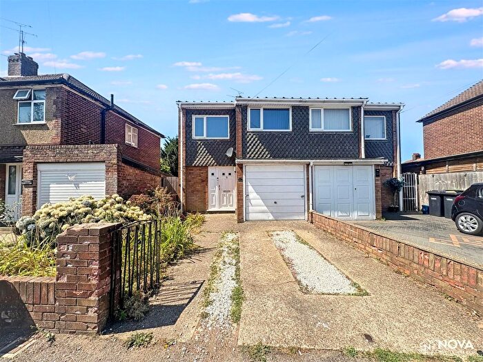 3 Bedroom Semi-Detached House For Sale In Northview Road, Luton, LU2