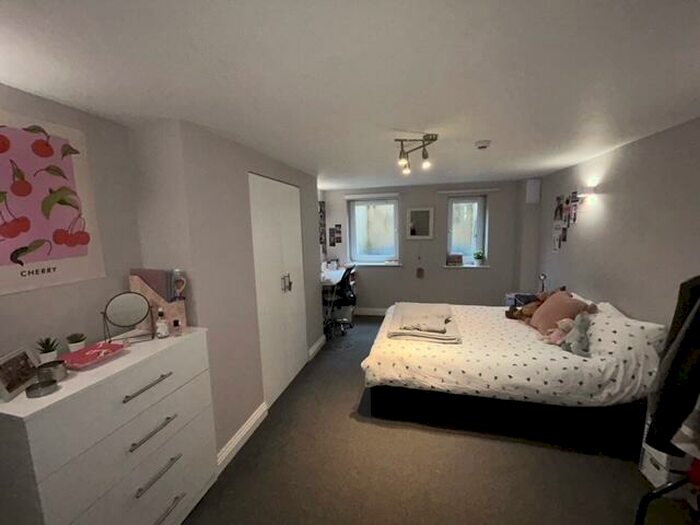 11 Bedroom Terraced House To Rent In Brudenell Road, Hyde Park, Leeds, LS6