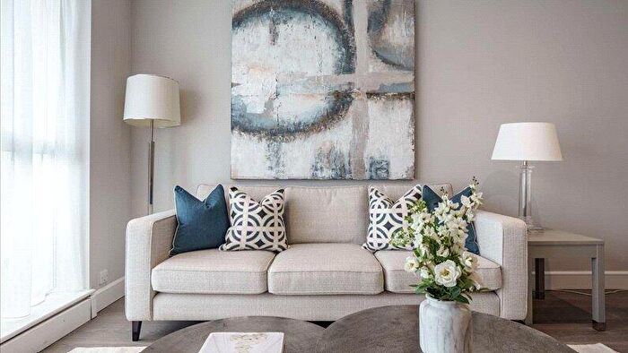 2 Bedroom Apartment To Rent In Circus Apartments, Hanover House, E14