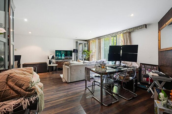 2 Bedroom Flat For Sale In Galaxy Building, Crews Street, London, E14