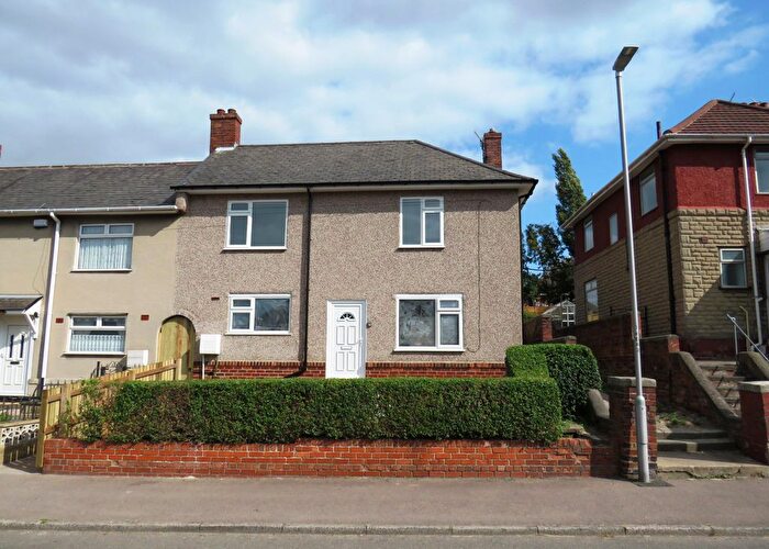 3 Bedroom Semi-Detached House To Rent In Sycamore Road, Hollingwood, Chesterfield, S43